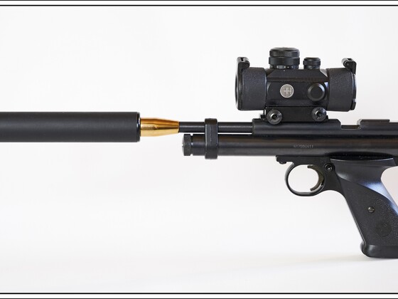 CO2-Pistole Crosman, Modell 2240 cal .22  mit Hawke RedDot (Typ #12121), Schweizer B&T Schalldämpfer (Vertrieb: ESC), Schalldämpfer Adapter von GMAC Custom Parts, UK.