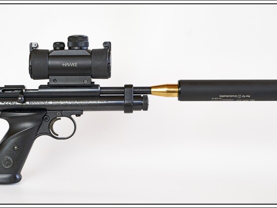CO2-Pistole Crosman, Modell 2240 cal .22  mit Hawke RedDot (Typ #12121), Schweizer B&T Schalldämpfer (Vertrieb: ESC), Schalldämpfer Adapter von GMAC Custom Parts, UK.