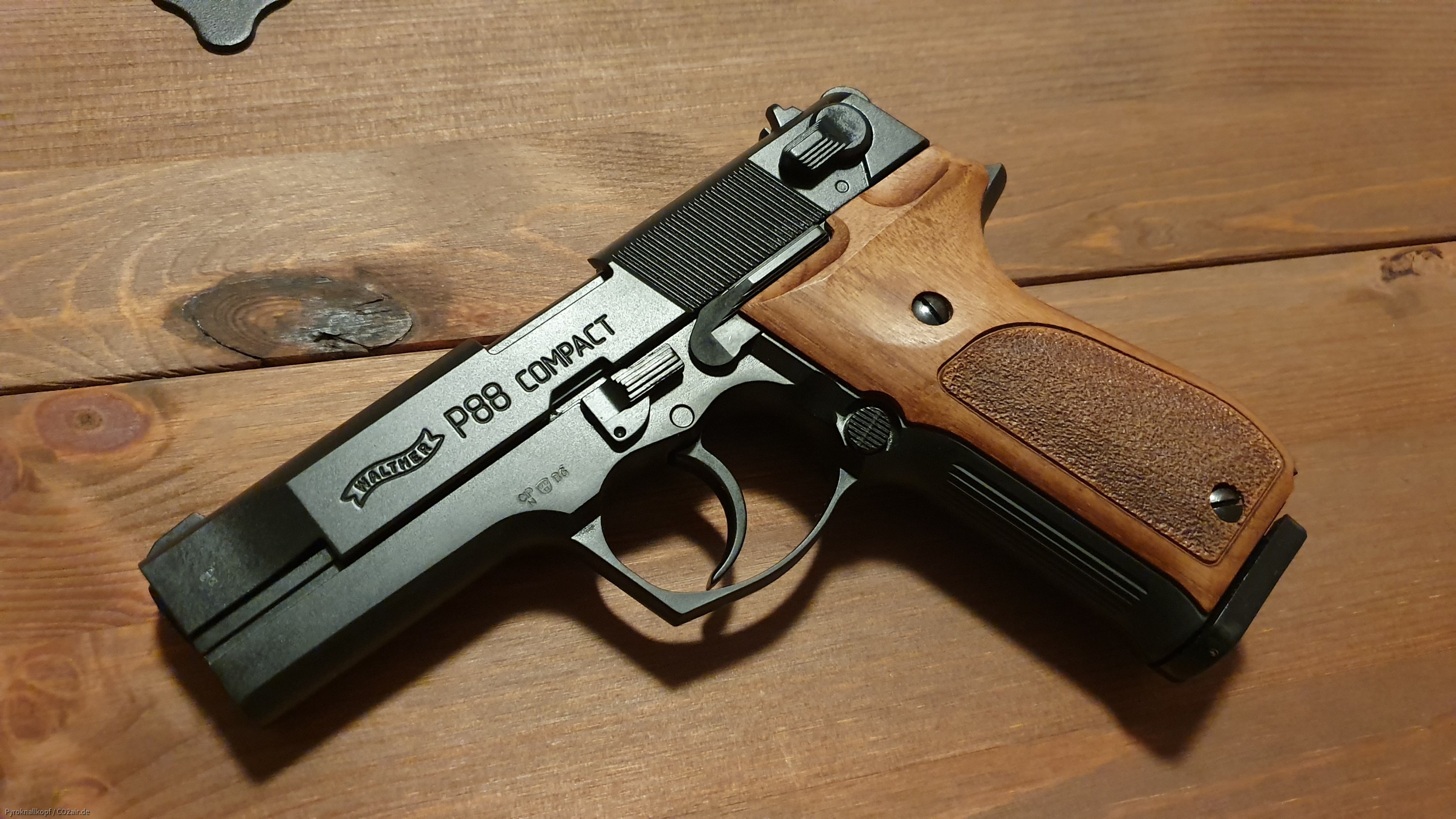 Walther P88 Compact (brüniert m. Holzgriffschalen)