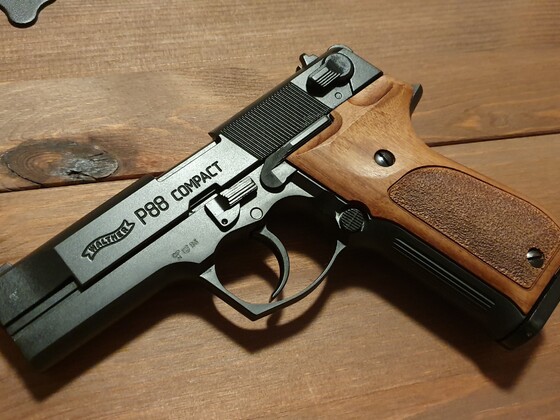 Walther P88 Compact (brüniert m. Holzgriffschalen)