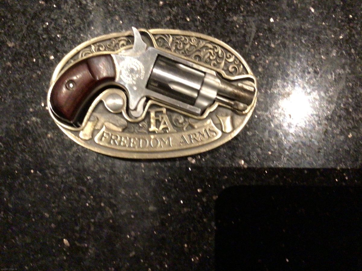 Der wohl kleinste Freedom Arms Revolver, der je gebaut wurde - „Mini-Casull“ in .22lr. in der originalen Gürtelschliesse